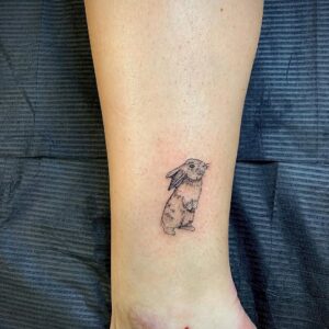 Minimalistický králík – Praha 9 – Kristina Eis Tattoo